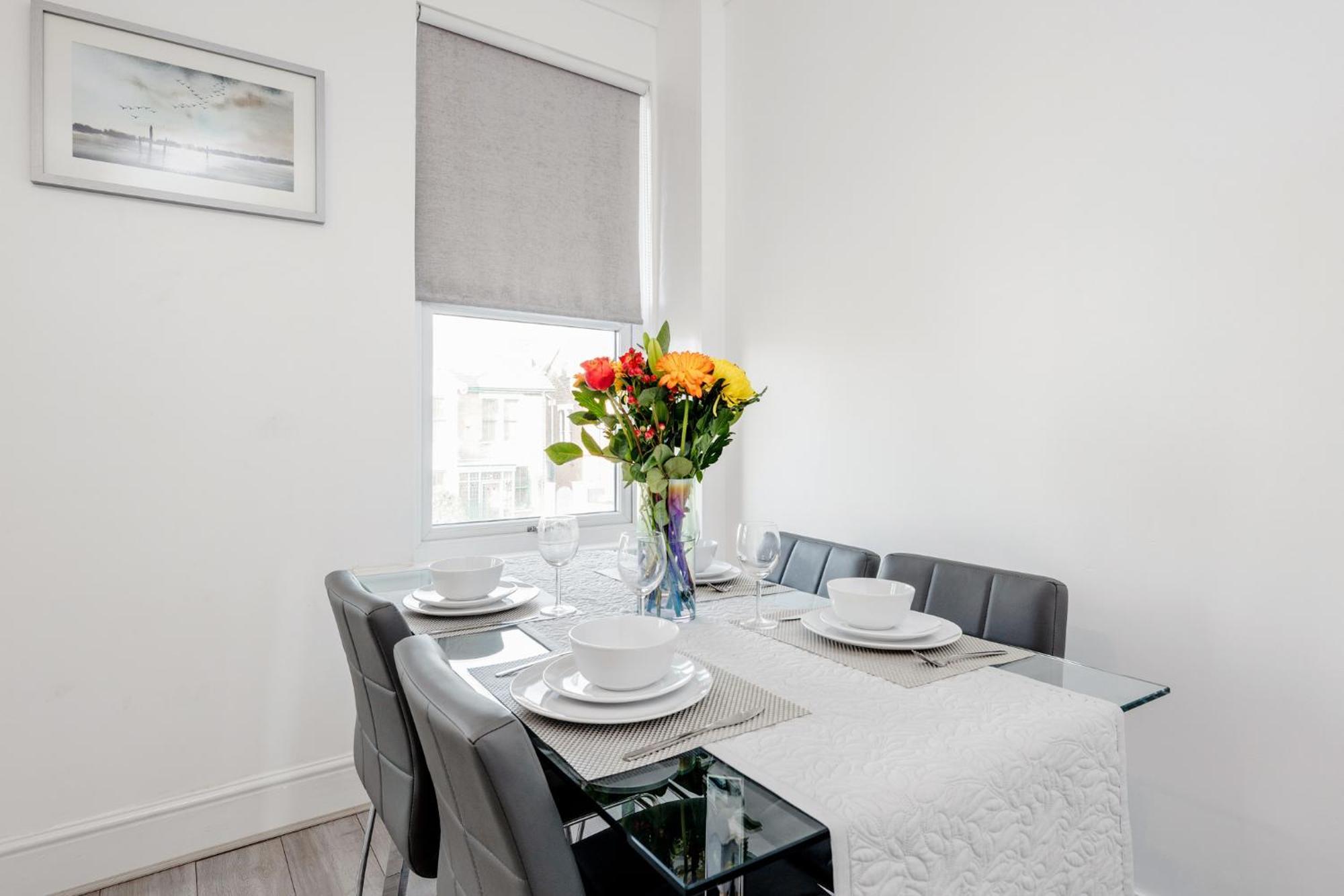 Business & Leisure 2 Bedroom & Parking By Damask Homes Ілфорд Екстер'єр фото