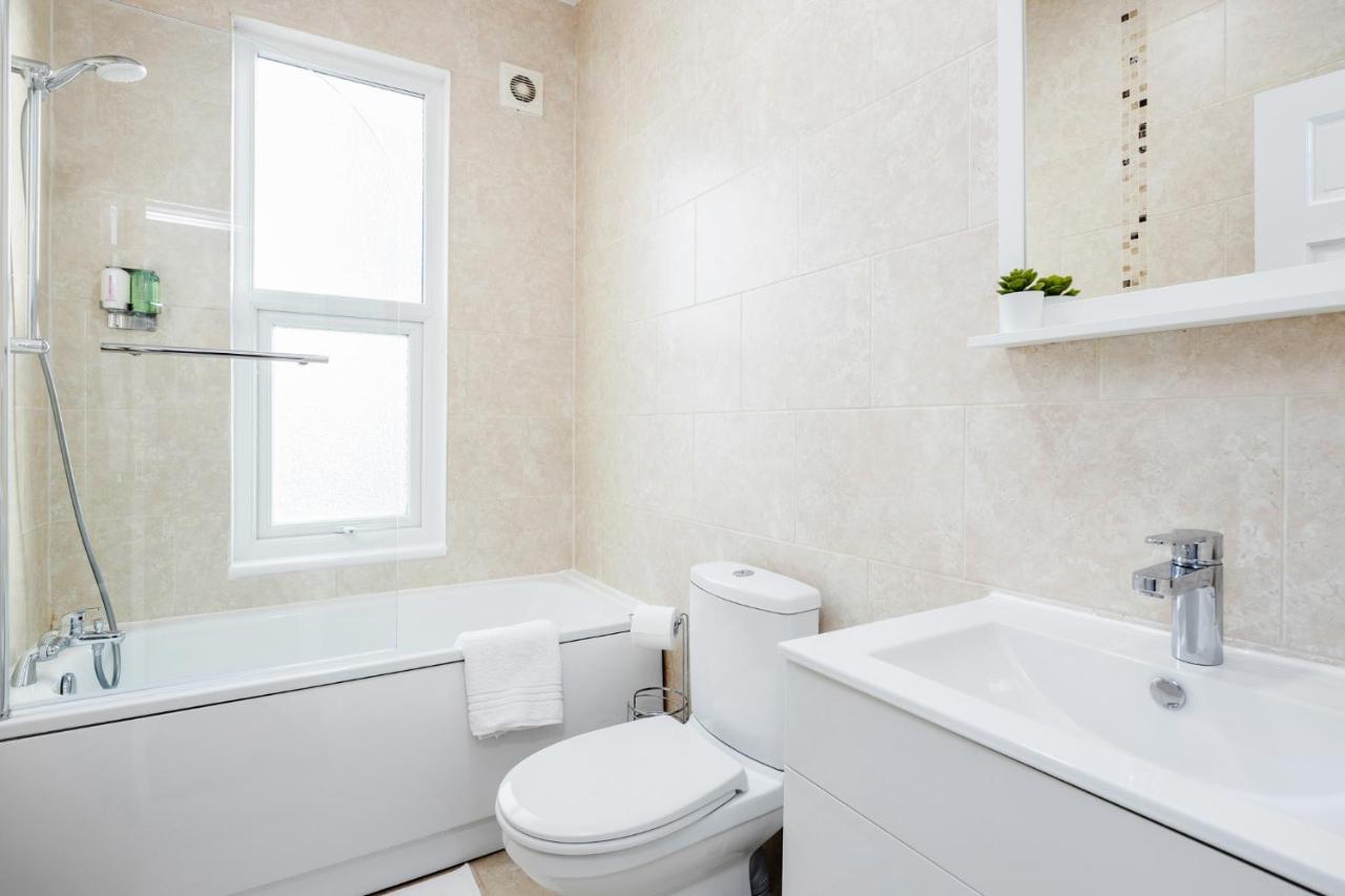 Business & Leisure 2 Bedroom & Parking By Damask Homes Ілфорд Екстер'єр фото
